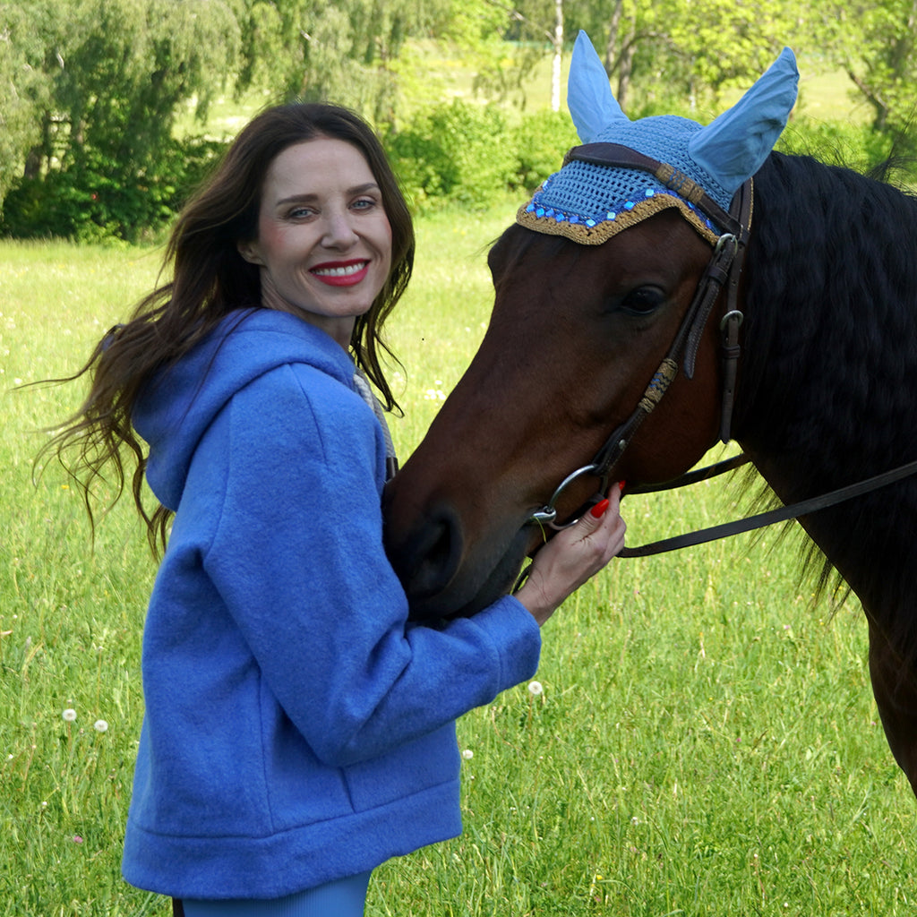 Hoodie "Embrace Me" – Farbe "Meadow Blue"