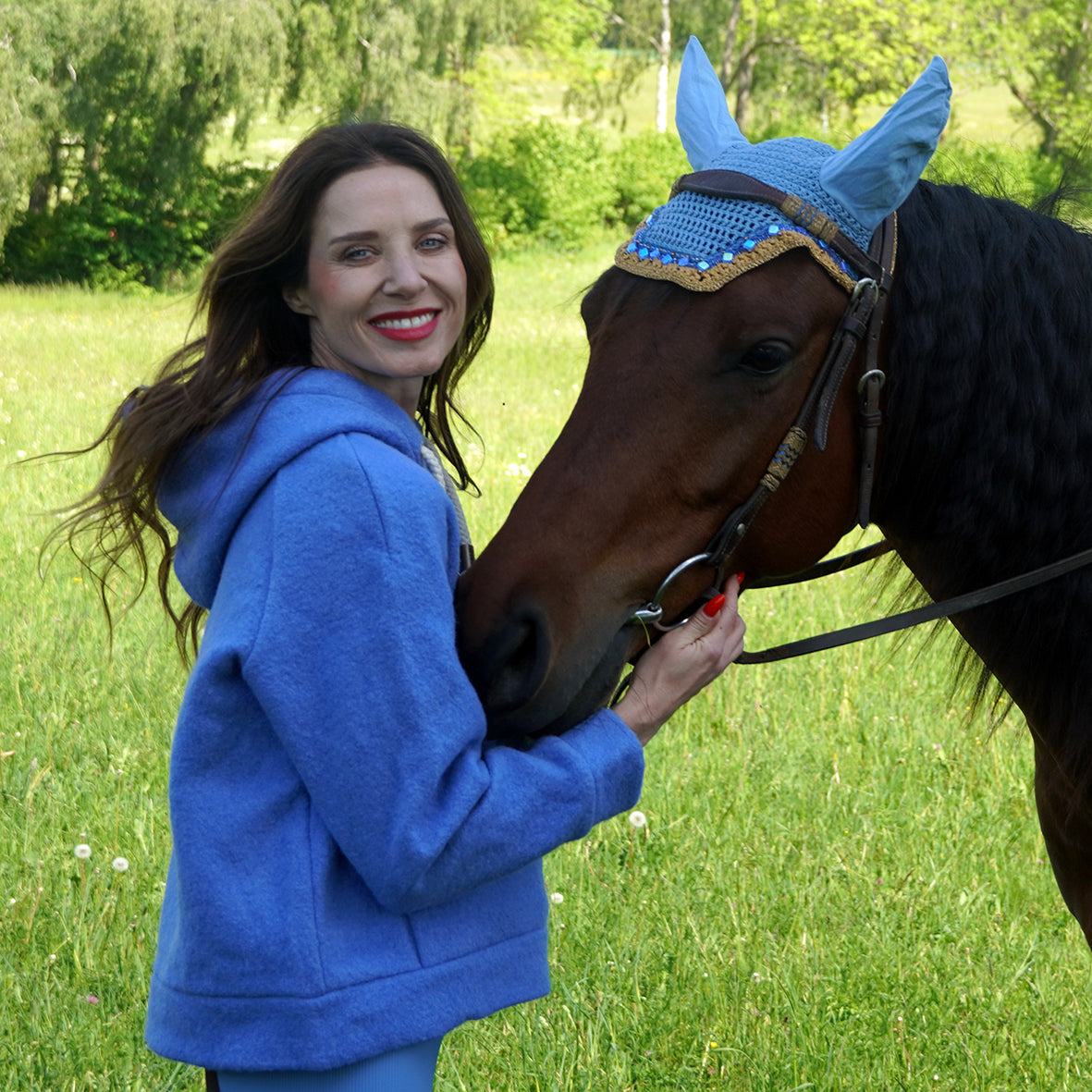 Hoodie "Embrace Me" – Farbe "Meadow Blue"